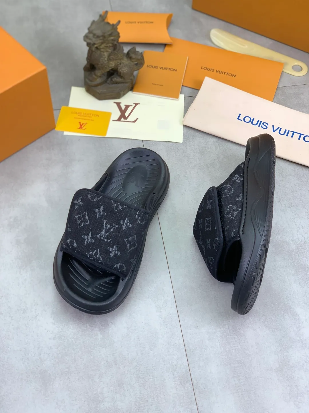 Men's shoes 💰P320💰【New style】🆘 Original quality 【LOUIS VUITTON】The popular Louis Vuitton LV men's slippers on the official website are on sale simultaneously! Original fabric imported from Italy. Original bottom provided by the original factory. Number of yards: 38-44 (customized to 45). Multiple colors to choose from. Fully packaged drawer box.